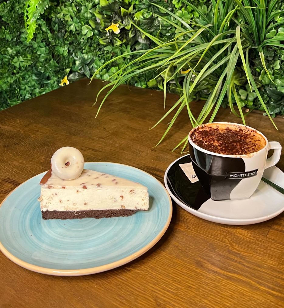 Tarta de chocolate y capuchino en Café del Mar